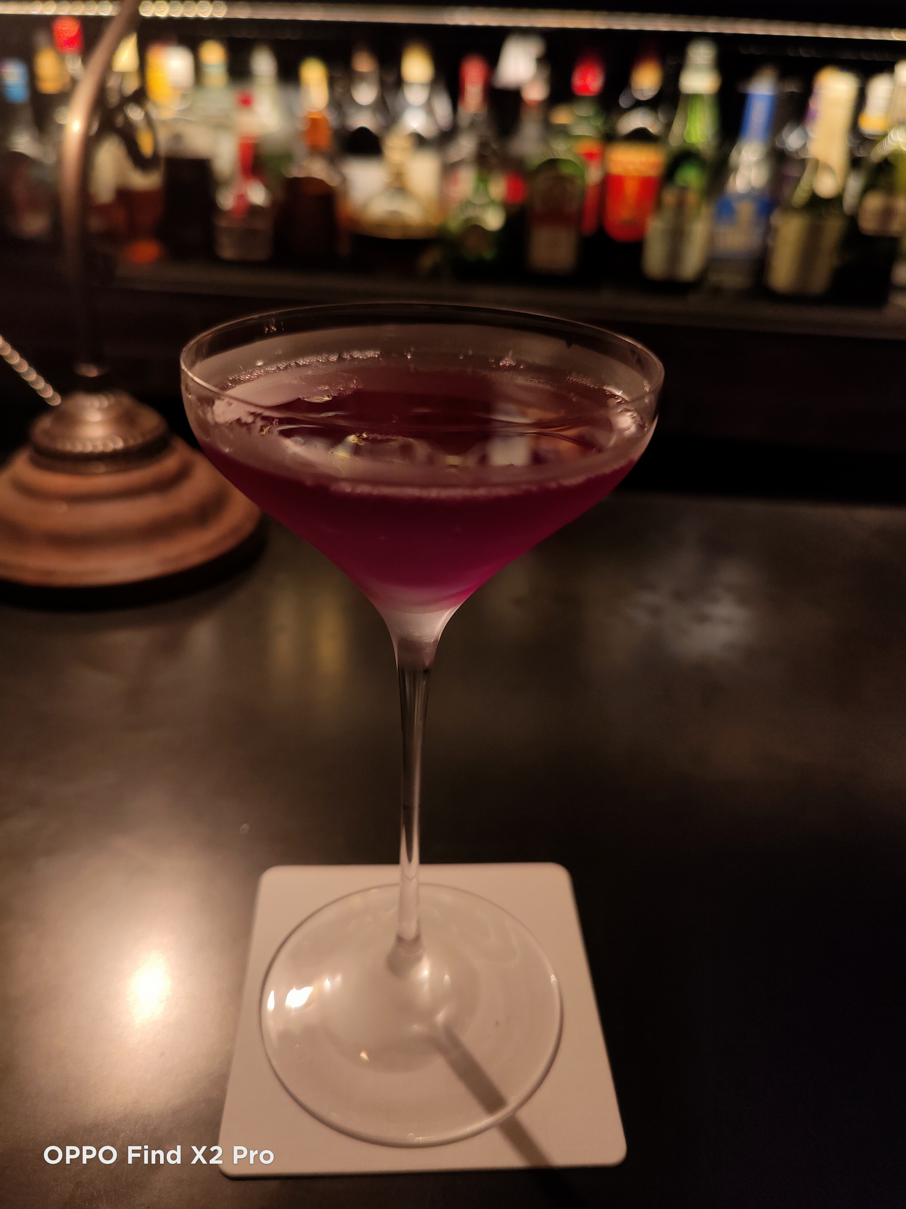 おなじみの薄暗いバーでの撮影。これは背景もしっかりとボケて、非常に美しい仕上がり