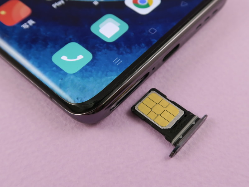 本体下部にピンで取出すタイプのSIMトレイを内蔵。メモリーカードは装着できない。au向けのモデルなので、当然のことながら、シングルSIM仕様