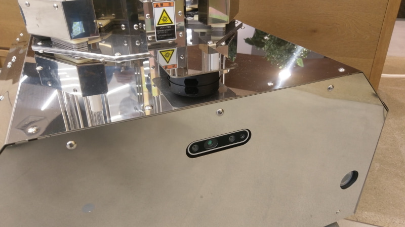 カメラやLiDAR（上の突起）で障害物を認識。壁に沿って走行する