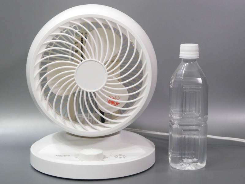 500mlペットボトルとの比較。USB駆動の扇風機と比べると背丈はかなりある