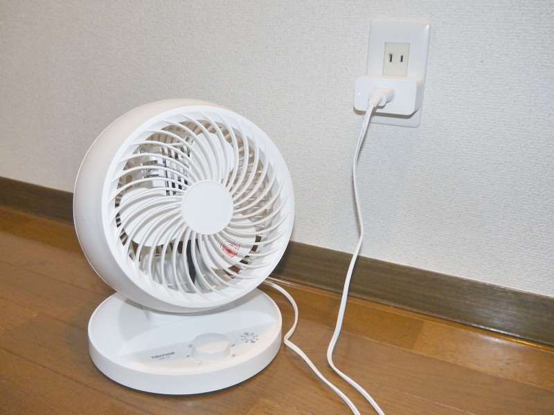 Amazonのスマートプラグと組み合わせたところ。この状態でスマホもしくはスマートスピーカーから電源のオン・オフが可能だ