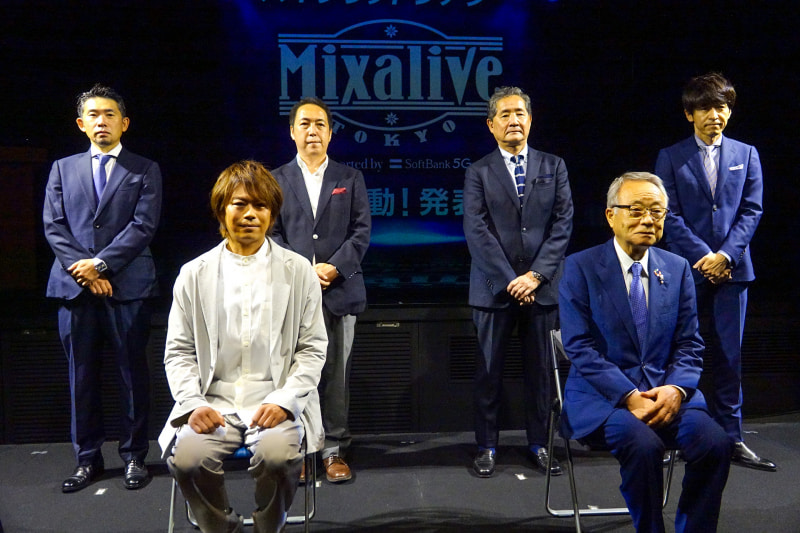 浪川大輔（前列左）、高野之夫 豊島区長（前列右）、ソフトバンク先端技術開発本部本部長の湧川隆次氏（後列左）、ソフトバンク常務執行役員の寺尾洋幸氏（後列左から2人目）、講談社常務取締役の古川公平氏（後列右から2人目）、ネルケプランニング代表取締役会長の松田誠氏（後列右）