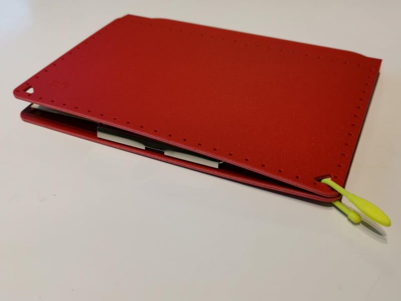 鞄の特性で抑え込むことが難しく、自然に開く場合は4つの紐かけホールを使うことも出来る