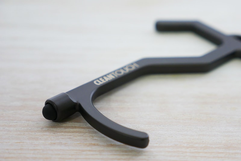 先端にシリコンゴム。またフックも柔らかいカーブを描いている