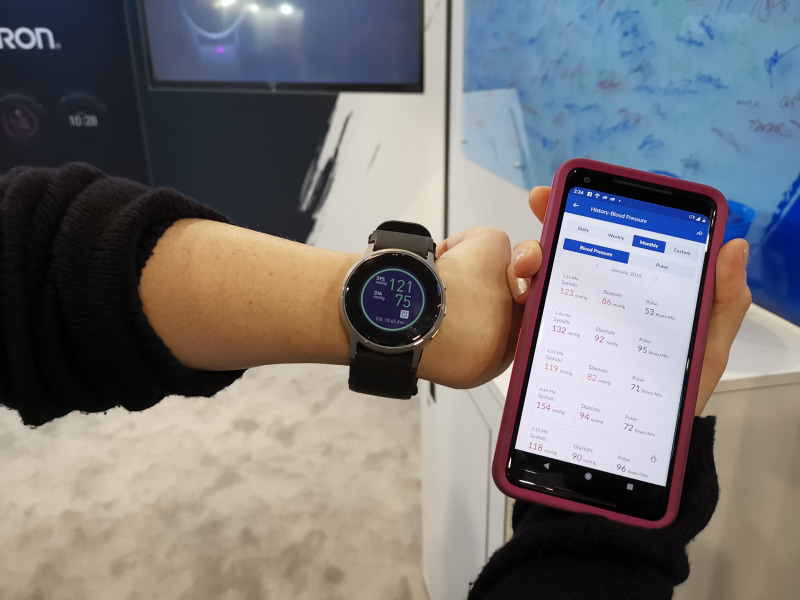 CES 2019でオムロンブームを取材した際に、見せてもらったウェアラブル血圧計「HeartGuide」。2019年12月から日本でも販売が開始された