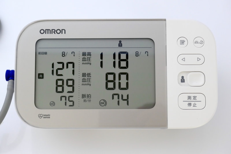 ディスプレイは大きく見やすい。前の計測値と比較でき、週間平均値を表示されたりもできる。計測データは100回×2人分を記憶する
