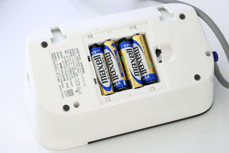 単3乾電池4本で駆動。おそらく電池はものすごく持つと思う