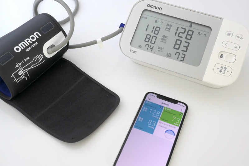 測定結果は、スマホにインストールした「OMRON connect」アプリに転送できる