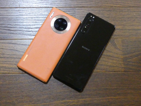 Mate 30 Pro（左）とXperia 1 II。どちらもカメラがいいんです。