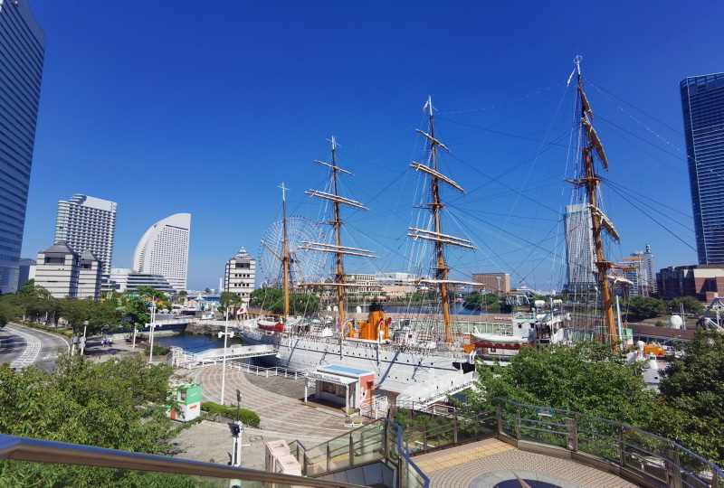 Mate 30 Proは、より色鮮やかに撮れる超広角で撮りました。私はこちらの色合いの方が、標準カメラの色味よりも好きです。空の色がわざとらしいほど青い！（笑）。Xperiaはナチュラルできれいな写真です。