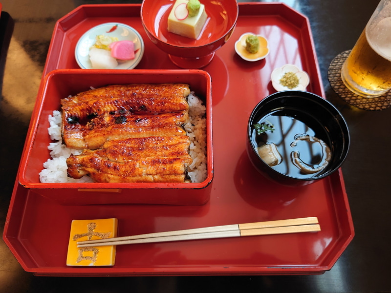 これはどちらもきれいに、おいしそうに撮れました。器の赤もきれいです。