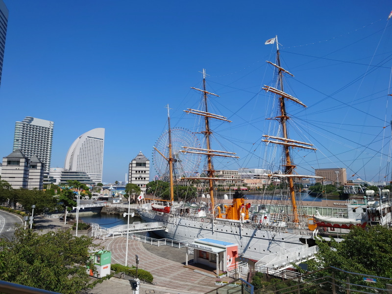 Mate 30 Proは、より色鮮やかに撮れる超広角で撮りました。私はこちらの色合いの方が、標準カメラの色味よりも好きです。空の色がわざとらしいほど青い！（笑）。Xperiaはナチュラルできれいな写真です。