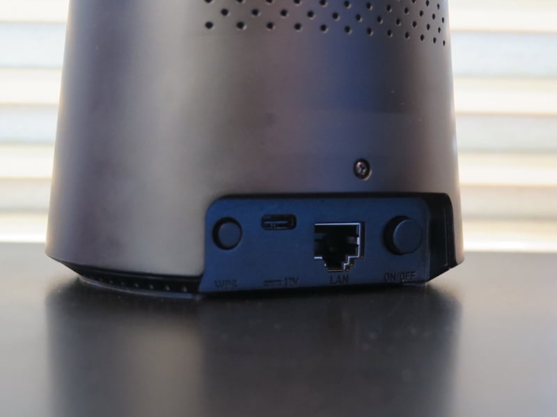 専用ホームキットの背面にはWPSボタン、充電用のUSB Type-C端子、1000Base-T対応LANポート、電源ボタンを備える。ACアダプターは「＋F FS040W」に同梱されているものを利用する