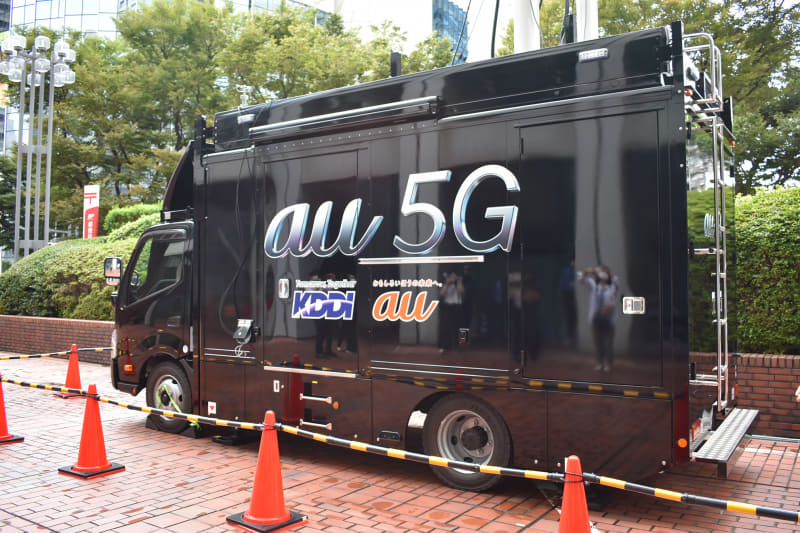 新規導入したブラックカラーの5G車載型基地局