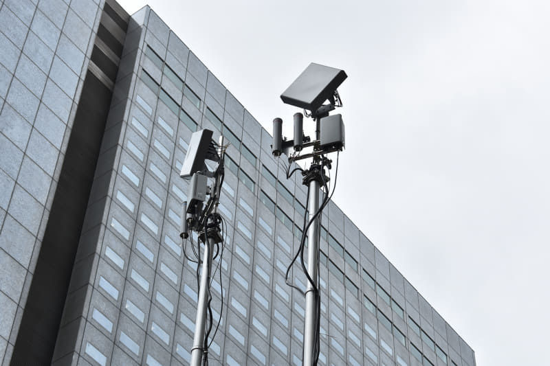 先端にアンテナを配置。4Gアンテナ（上部）と3.7GHz帯（下左）、28GHz帯（下右）アンテナ
