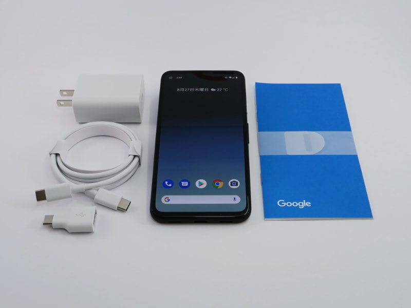 パッケージには18W USB-C電源アダプター、USB-C - USB-C ケーブル（USB 2.0）、クイック スタート ガイド、クイック スイッチ アダプター、SIMツールが同梱される。従来モデルに同梱されていた有線イヤホンのEarBudsは同梱されない