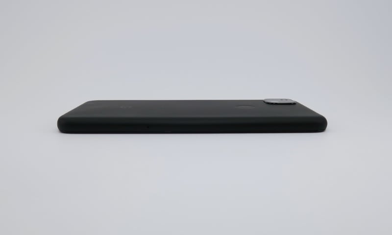 下部に近いところにピンで取り出すタイプのSIMカードスロットを備える