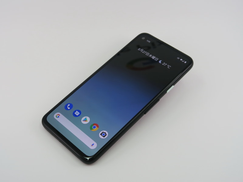 Google「Pixel 4a」、約144mm（高さ）×69.4mm（幅）×8.2mm（厚さ）、約143g（重さ）ブラック（写真）をラインアップ、ソフトバンクでも同一モデルを販売