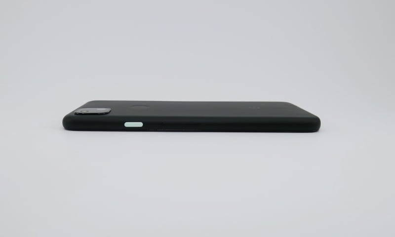 右側面は電源ボタン、シーソー式音量調節キーを備える。配置は一般的なスマートフォンと違い、電源ボタンが上に位置する。従来モデルに引き続き、電源ボタンのみ、色が異なる。純正ケースも同様に、電源ボタンの色が異なる