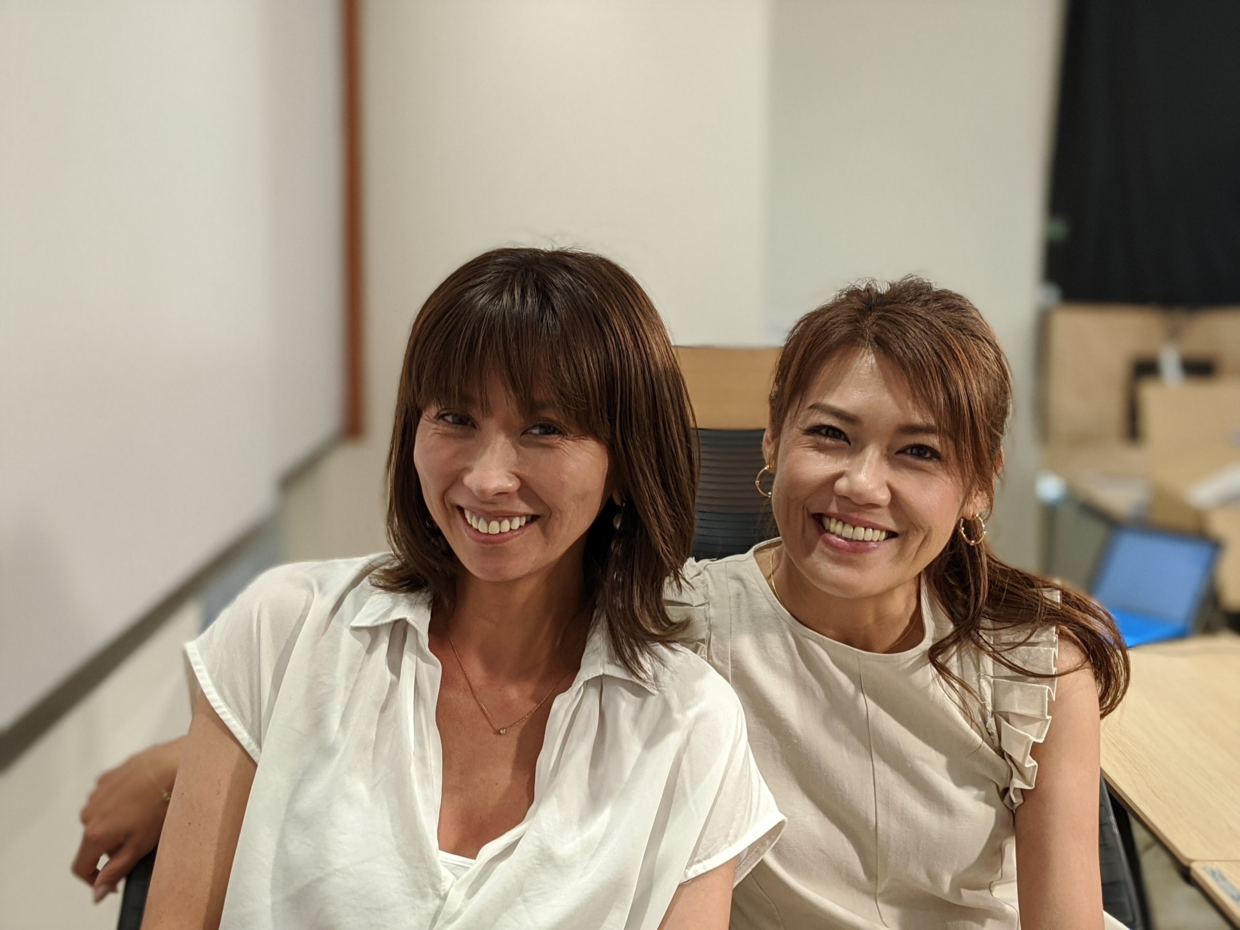 ［ポートレート］で撮影すると、背景がボケた写真が撮影できるが、同時に背景がボケてない写真も保存される。モデル：篠崎ゆき、菅谷はつ乃