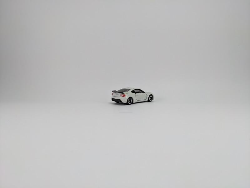 50cm程度、離れた位置に置いたミニカーを撮影