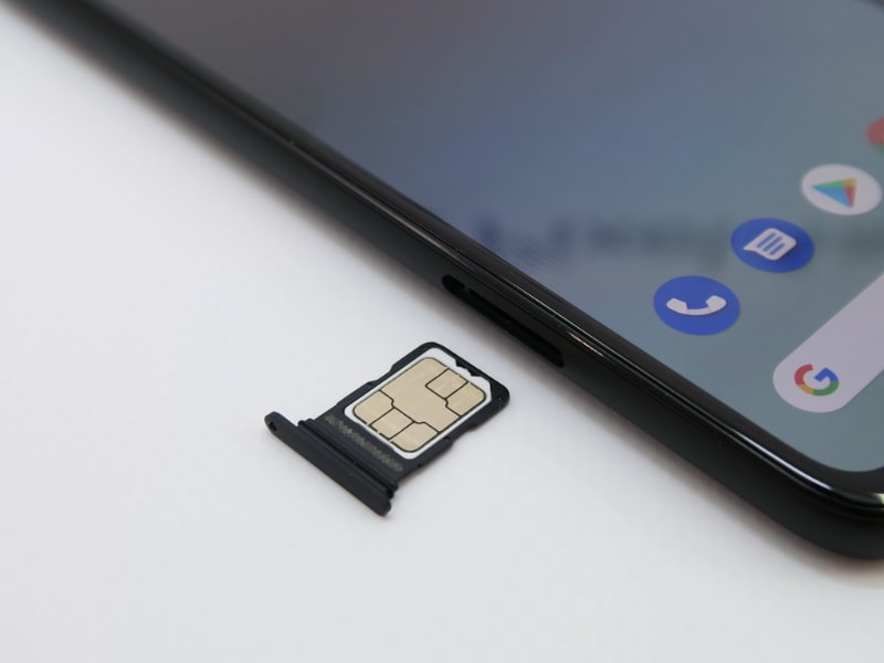 左側面にnanoSIMカードを装着できるSIMカードトレイを備える。外部メモリーカードには非対応