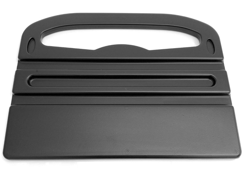 製品の表と裏。表にはタブレットなどがズレない溝があり、裏はフラットになっている。サイズは幅30×奥行き23×暑さ1.3cmで、質量は217g。耐荷重は約3kg。