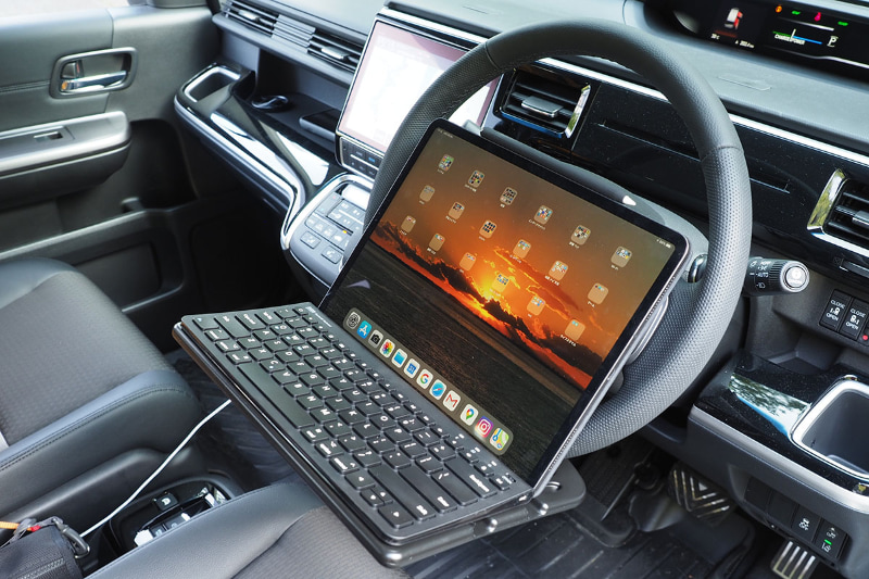 こちらは12.9インチiPad Proを置いた様子。ジャストサ〜イズ!!!　Smart Keyboard Folioを広げると手前に出っ張っちゃってダメな感じだが、コンパクトキーボードと組み合わせると実にイイ感じのジャストサイズとなる。だが、やっぱり傾斜がキツくてタイプしにくい。