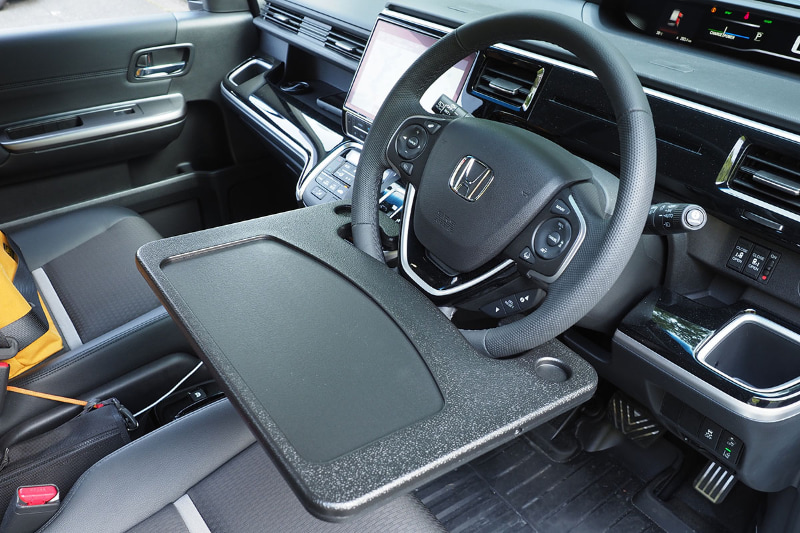 マイカーのハンドルに超絶セット!!!　おぉおぉおぉぉ〜!!!　完璧にフィット!!!　最初ちょっと傾いていたが、ハンドルの迎角を変えたらほぼ水平になった。素晴らしいっ♪　つーか最初からこっちを買えばよかったのか……。