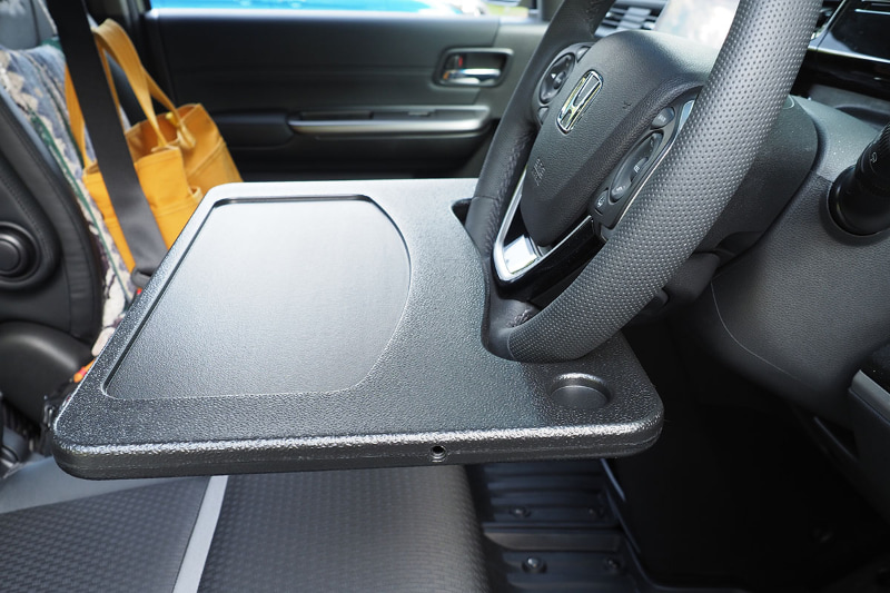 マイカーのハンドルに超絶セット!!!　おぉおぉおぉぉ〜!!!　完璧にフィット!!!　最初ちょっと傾いていたが、ハンドルの迎角を変えたらほぼ水平になった。素晴らしいっ♪　つーか最初からこっちを買えばよかったのか……。