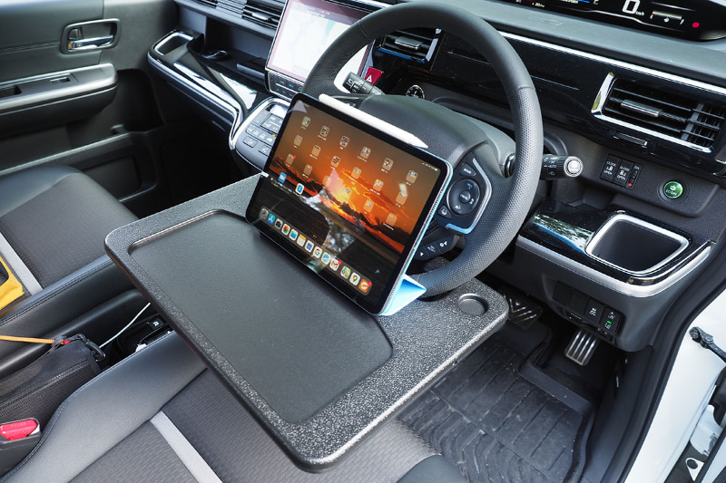 11インチiPad Pro、11インチiPad Proとコンパクトキーボード、Smart Keyboard Folio付き12.9インチiPad Pro、どれもバッチリ置けた。タイプした感じも問題なし。ただしタブレット端末を単体で置くと、手前に滑ってズッコケやすいと思う。簡易テーブル状にそれを防止する滑り止めなどを貼るか、タブレット端末側に自立するカバーを装着するか、一工夫が必要かもしれない。