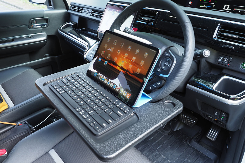 11インチiPad Pro、11インチiPad Proとコンパクトキーボード、Smart Keyboard Folio付き12.9インチiPad Pro、どれもバッチリ置けた。タイプした感じも問題なし。ただしタブレット端末を単体で置くと、手前に滑ってズッコケやすいと思う。簡易テーブル状にそれを防止する滑り止めなどを貼るか、タブレット端末側に自立するカバーを装着するか、一工夫が必要かもしれない。