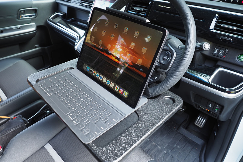 11インチiPad Pro、11インチiPad Proとコンパクトキーボード、Smart Keyboard Folio付き12.9インチiPad Pro、どれもバッチリ置けた。タイプした感じも問題なし。ただしタブレット端末を単体で置くと、手前に滑ってズッコケやすいと思う。簡易テーブル状にそれを防止する滑り止めなどを貼るか、タブレット端末側に自立するカバーを装着するか、一工夫が必要かもしれない。