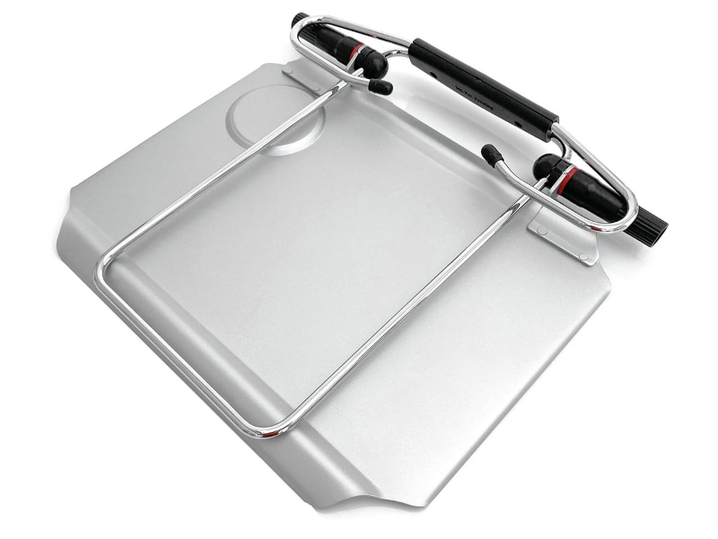 これは折りたたんだ状態。この状態でのサイズは幅33×奥行き33×暑さ5cmだ。質量は約900gで、耐荷重は5kg。材質はテーブル部がアルミでパイプ部がスチール。黒い部分は硬質な樹脂素材。