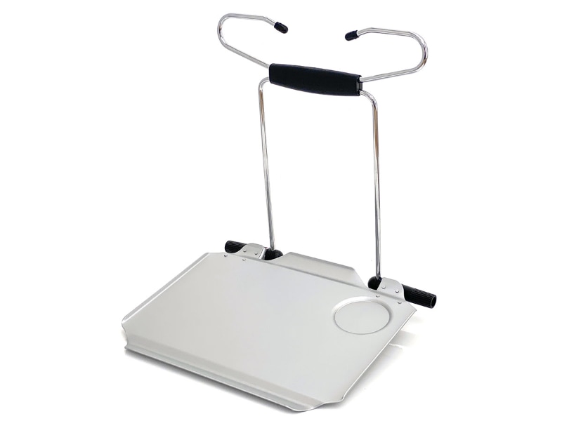 使用時はこのように展開させる。テーブル面は奥と手前に凹みがあり、奥はタブレット端末がずれない凹みで、手前はペンなどが転げ落ちない凹み。左右にはモノが滑り落ちないための出っ張りがある。丸い凹みはドリンク置き場。