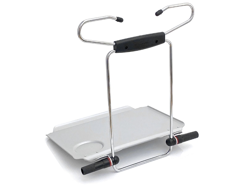 使用時はこのように展開させる。テーブル面は奥と手前に凹みがあり、奥はタブレット端末がずれない凹みで、手前はペンなどが転げ落ちない凹み。左右にはモノが滑り落ちないための出っ張りがある。丸い凹みはドリンク置き場。