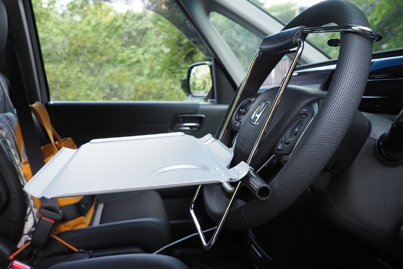 ハンドルにセットした様子。本体パイプ上部の半リング状パイプをハンドル上部に引っ掛けるだけ。上下に伸びるパイプ2本がハンドル下部に当たり、クラクションなどとパイプは干渉しない作りになっている。4箇所で支えられるので安定性が高い。