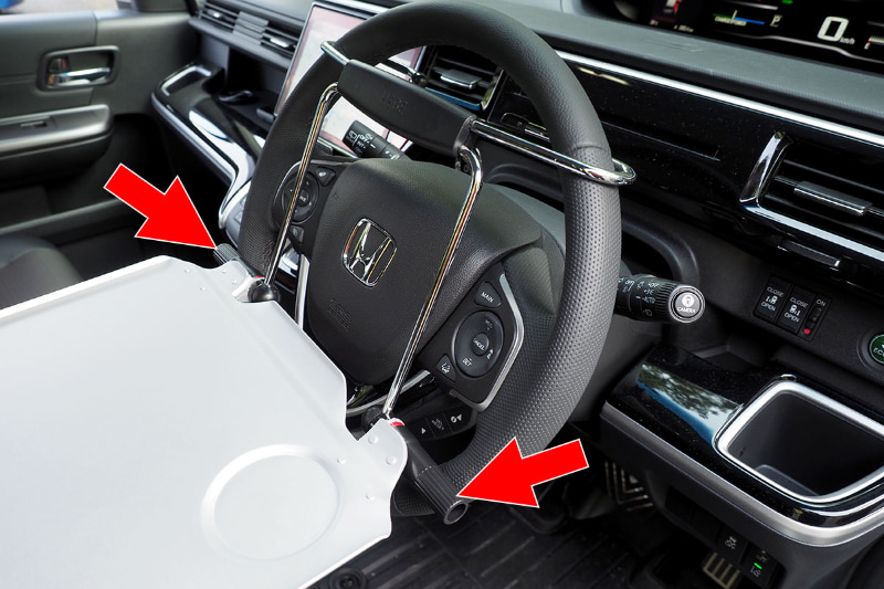 テーブルの高さや角度を細かく調節可能。テーブル前方左右にあるツマミを緩めると、テーブル角度や高さを変えられる。ツマミを締めれば固定される。本体を折りたたむ時もこのツマミを使う。テーブルの角度は段階的しか変えられないので、車種によってはテーブルが少し傾くかもしれない。