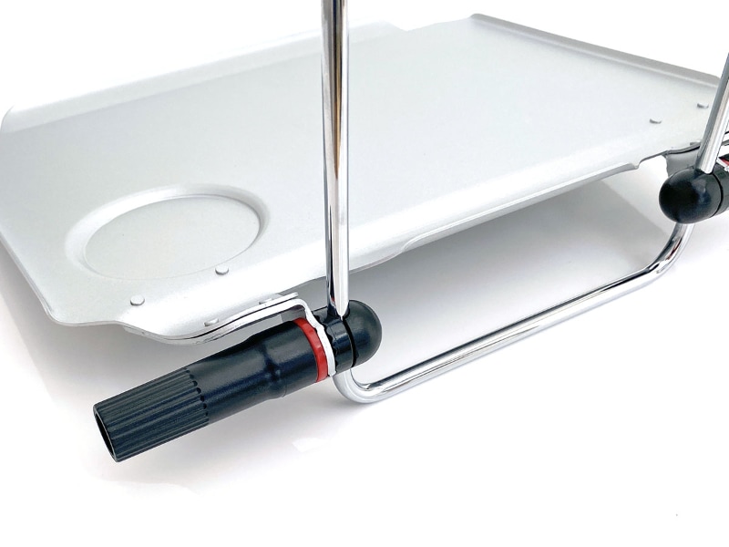 テーブルの高さや角度を細かく調節可能。テーブル前方左右にあるツマミを緩めると、テーブル角度や高さを変えられる。ツマミを締めれば固定される。本体を折りたたむ時もこのツマミを使う。テーブルの角度は段階的しか変えられないので、車種によってはテーブルが少し傾くかもしれない。