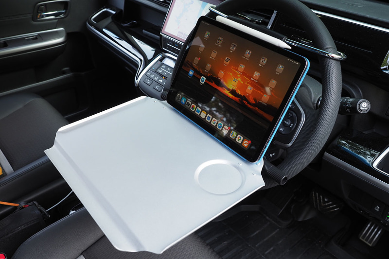 11インチiPad Proを乗せた様子。テーブル奥の凹みに乗せるとかなり安定する。コンパクトキーボードも余裕で乗った。キーボードを少し奥に置くと、テーブル手前がパームレスト的に使えて、また安定感も高いので、快適にタイプできる。