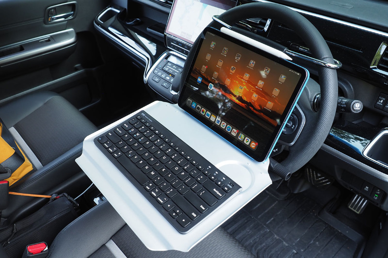 11インチiPad Proを乗せた様子。テーブル奥の凹みに乗せるとかなり安定する。コンパクトキーボードも余裕で乗った。キーボードを少し奥に置くと、テーブル手前がパームレスト的に使えて、また安定感も高いので、快適にタイプできる。