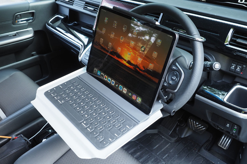 こちらは12.9インチiPad Proを置いた様子。コンパクトキーボードと組み合わせても、Smart Keyboard Folioを使った状態でも余裕がある。ちなみに、このテーブル、最も下げて水平にした位置でも、前出の“俺の腹がぶつかるテーブル”よりも少し高い位置になるので、俺の腹もギリギリ当たらずナイスな使い心地だゼ!!!