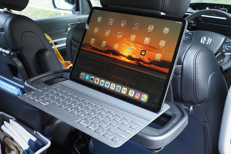 ところでぇ〜、俺のクルマの運転席と助手席の後ろってぇ〜、ドリンクとかスマホを置けるフラップ式っていうか収納式の小テーブルがあるじゃないですかぁ〜、てゅーかあるんですよぉ〜、ってかコレってぇ〜、一応タブレットも乗るんですけどぉ〜、高さ的に胸とか顎のあたりなんでぇ〜、使いにくいじゃないですかぁ〜、つーか使いにくいんですよぉ〜、みたいな喋り方ってムカつきますかぁ〜？　じゃなくてぇ〜、本製品はこの問題も解決してくれたゼ!!!