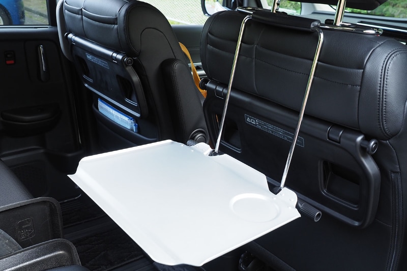 すなわち本製品をヘッドレストに吊すようにして使うと、後部座席で快適にタブレットやノートPCを使えるのであった。右写真は11インチiPad Proとコンパクトキーボードを乗せたの図。車内でじっくり仕事をしたいときは、スペースを十分取れる後部座席で使うほうが快適だョ♪