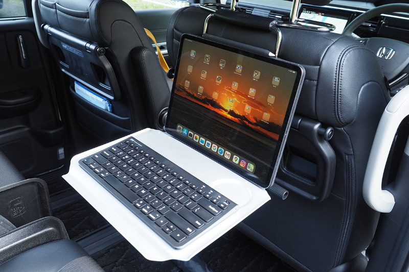 こちらは12.9インチiPad Proを乗せたの図。後部座席が簡易オフィスに早変わりって感じ。