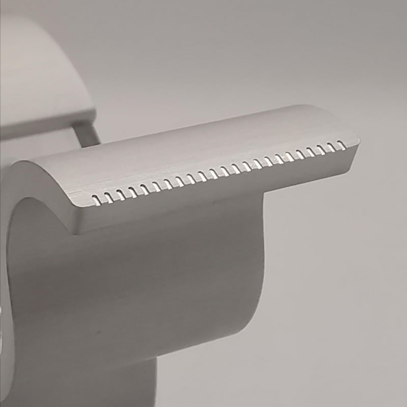 ノッチレスはカットするテープをしっかりと面でくっつけて、身動きできないようにして、テープを強く押し下げて割くイメージだ