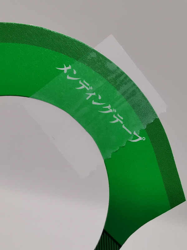 実際に色の付いた部分に貼ってみるとその差は顕著だ