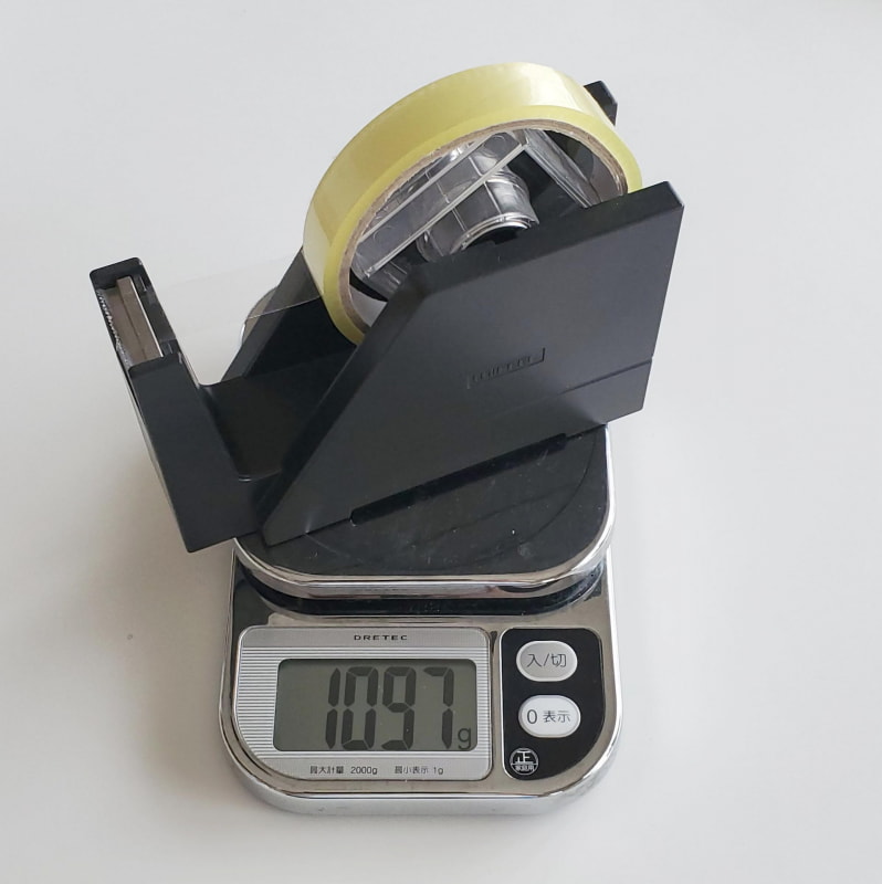 一般的なセロハンテープなら片手でグイと引っ張っても１Kg以上の重さのあるテープディスペンサーならテープ台はついてこない。一つの目安だ