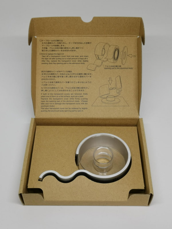 さすがに2011年以来、世界各国のデザイン賞を取っているノッチレスはパッケージからしてお洒落だ