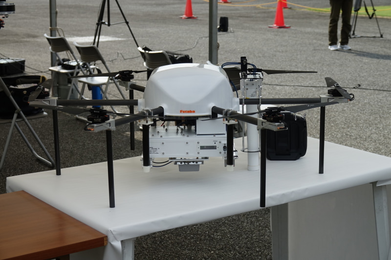 捜索用のドローンは幾分小型である